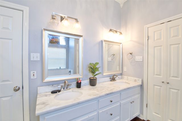 717 Oakmont Drive, Hewitt, TX 76643