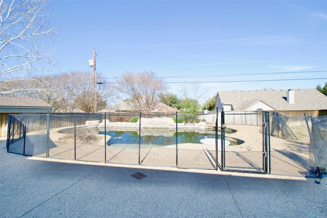 717 Oakmont Drive, Hewitt, TX 76643