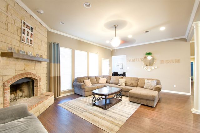 717 Oakmont Drive, Hewitt, TX 76643