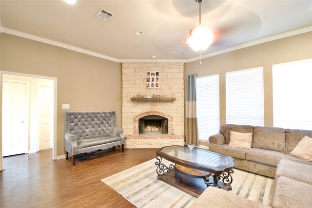 717 Oakmont Drive, Hewitt, TX 76643