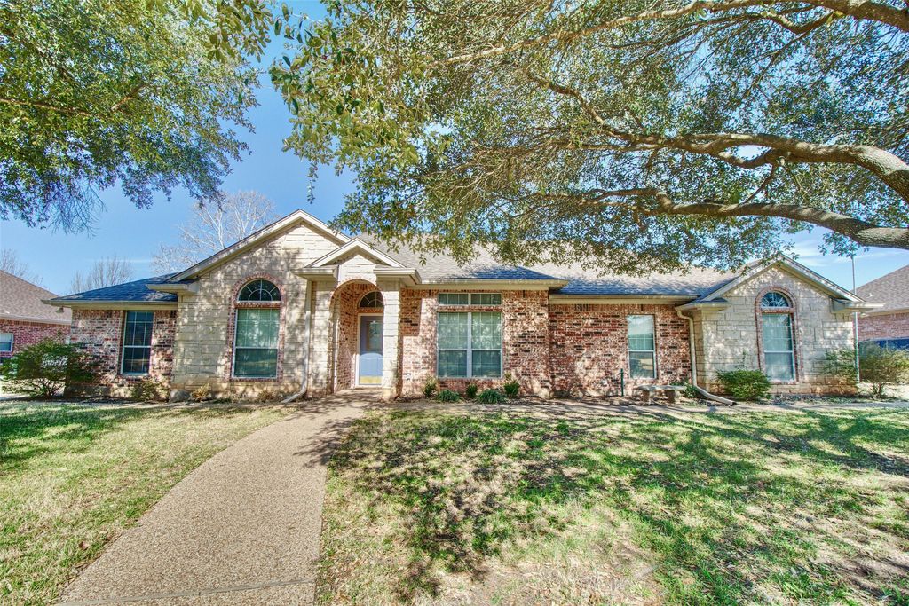 717 Oakmont Drive, Hewitt, TX 76643