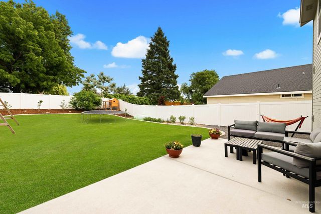 3714 E Holly Ridge Dr, Nampa, ID 83686