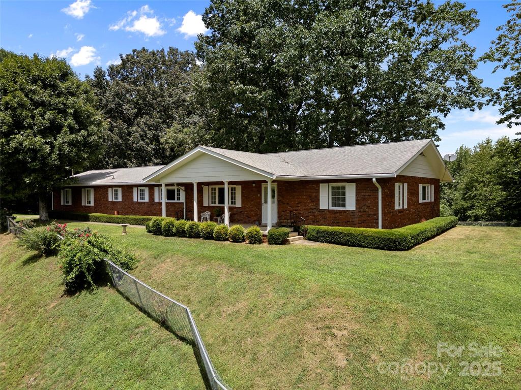 280 Apple Blossom Lane, Waynesville, NC 28786
