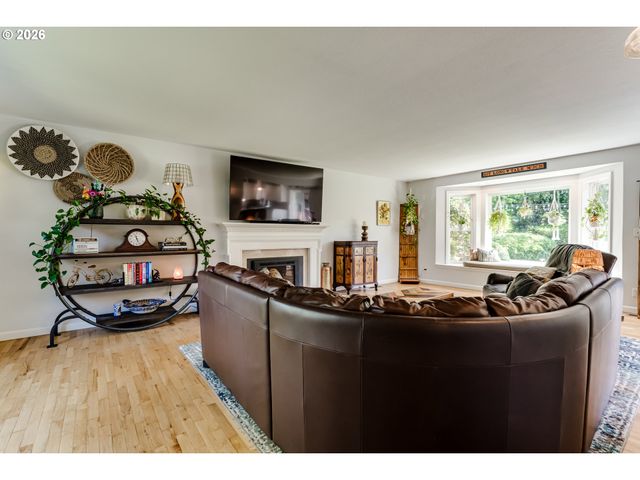 455 FAIR OAKS Dr, Eugene, OR 97401