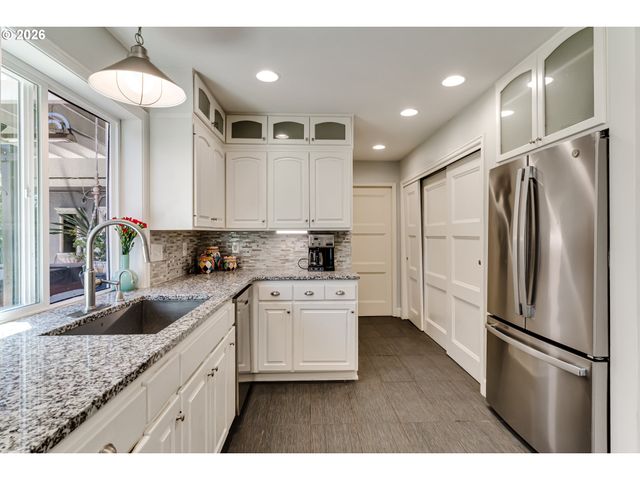 455 FAIR OAKS Dr, Eugene, OR 97401