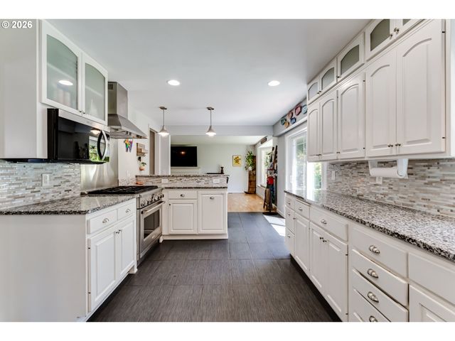 455 FAIR OAKS Dr, Eugene, OR 97401