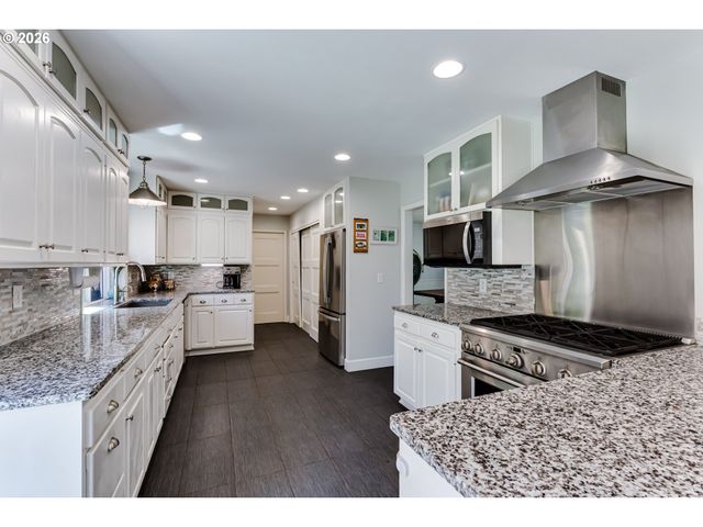455 FAIR OAKS Dr, Eugene, OR 97401
