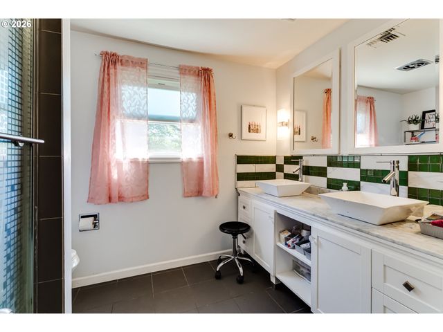 455 FAIR OAKS Dr, Eugene, OR 97401