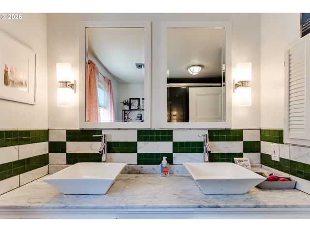 455 FAIR OAKS Dr, Eugene, OR 97401