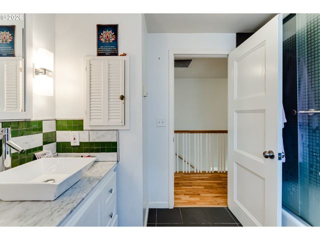 455 FAIR OAKS Dr, Eugene, OR 97401