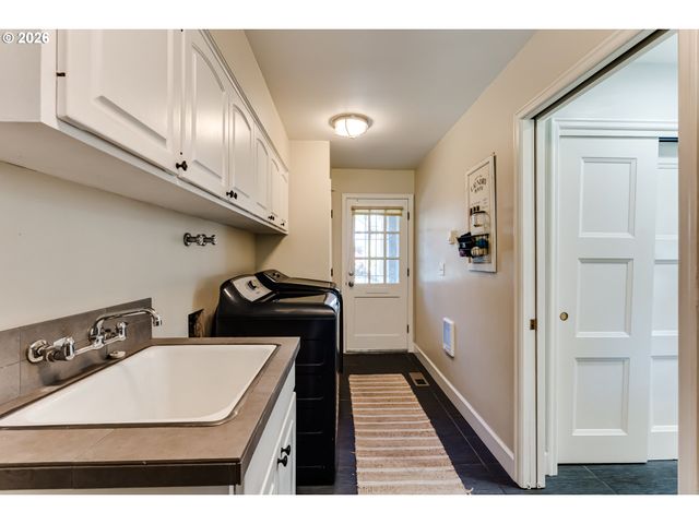455 FAIR OAKS Dr, Eugene, OR 97401