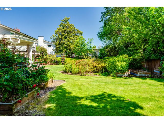 455 FAIR OAKS Dr, Eugene, OR 97401