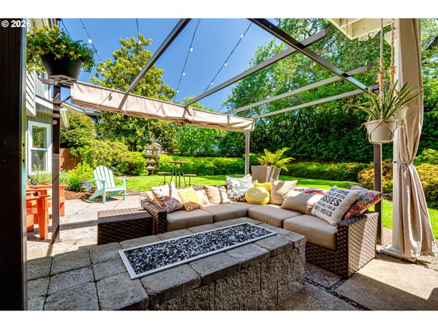 455 FAIR OAKS Dr, Eugene, OR 97401
