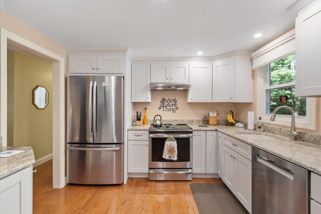 9 Sherwood Road, Londonderry, NH 03053