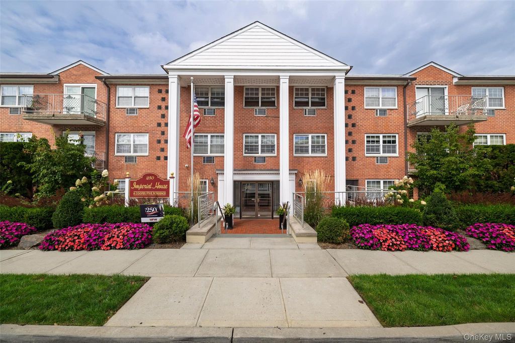 250 N Village Avenue C22, Rockville Centre, NY 11570 — exterior