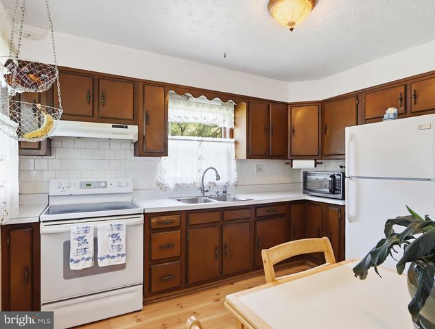 8176 LEA RD, Pasadena, MD 21122