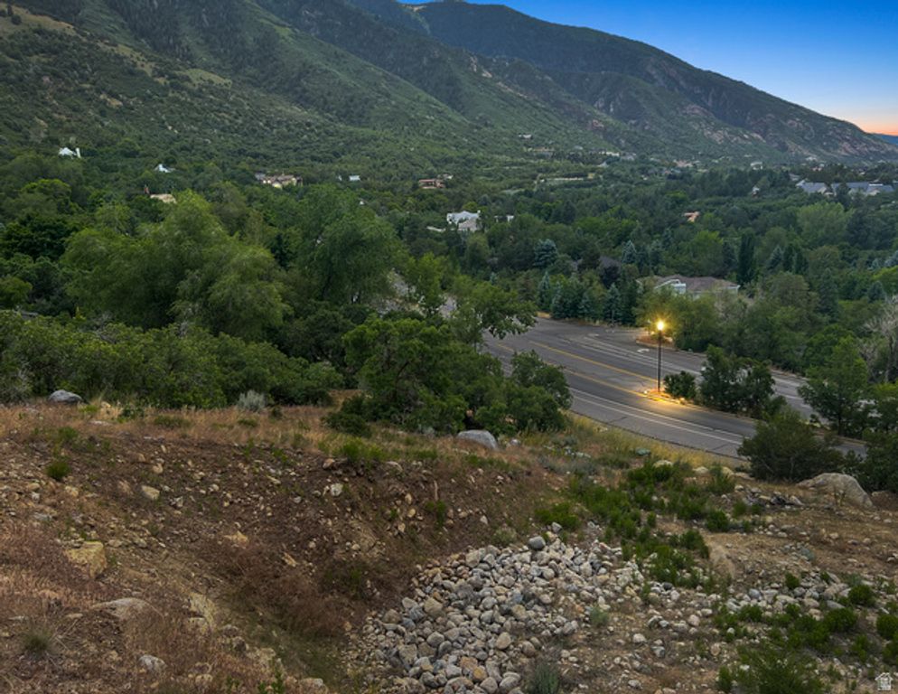Image 8 of property listing at 10471 S Wasatch Blvd Unit 27, Sandy, UT 84092