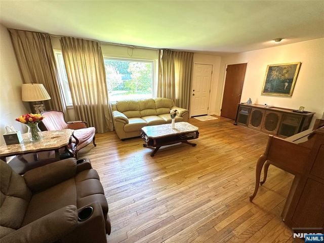 622 Valley Court, Twp Of Washington, NJ 07676