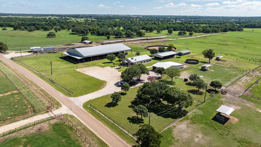 1119 Wolters RD, Schulenburg, TX 78956