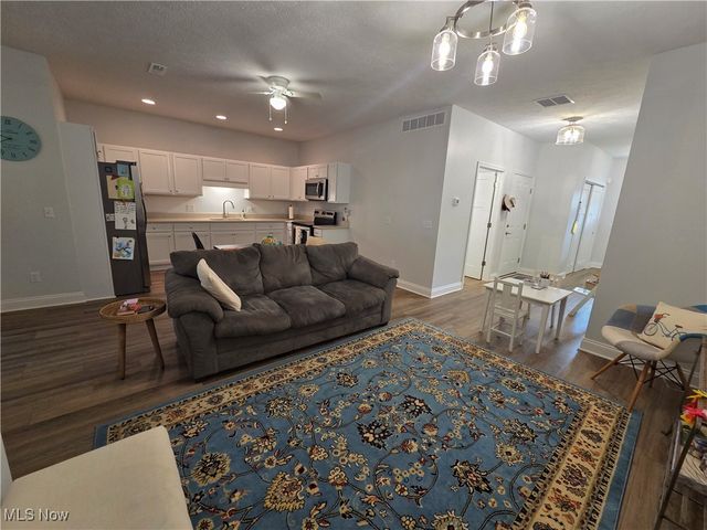 654 Treadway Boulevard, Sheffield Lake, OH 44054