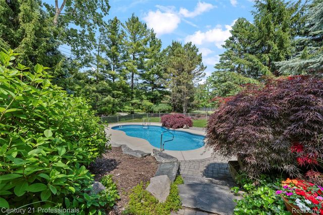 3251 Long Meadow Court, West Bloomfield Charter Township, MI 48324