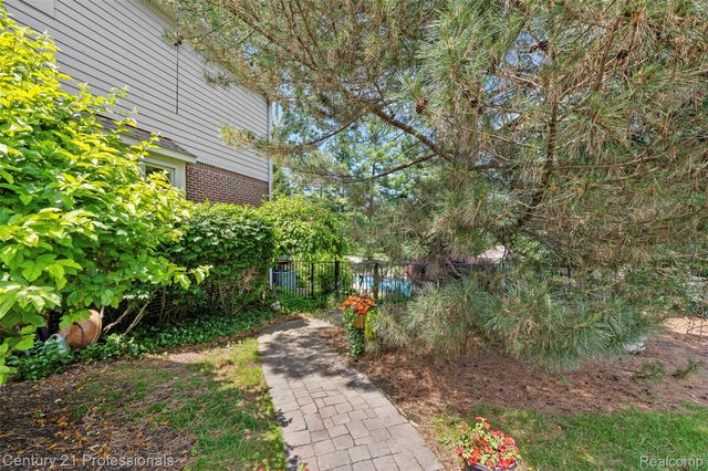3251 Long Meadow Court, West Bloomfield Charter Township, MI 48324