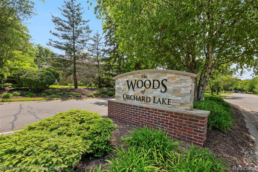 3251 Long Meadow Court, West Bloomfield Charter Township, MI 48324