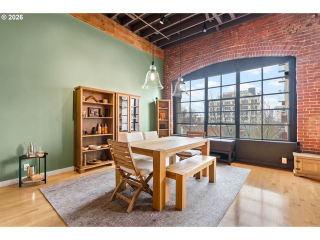 1011 Nw GLISAN St 302, Portland, OR 97209