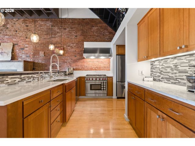 1011 Nw GLISAN St 302, Portland, OR 97209