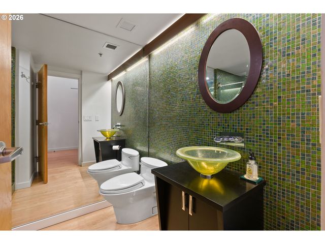 1011 Nw GLISAN St 302, Portland, OR 97209