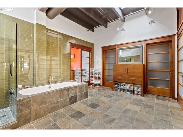 1011 Nw GLISAN St 302, Portland, OR 97209