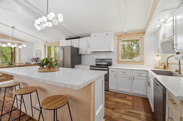 W6395 LAKEVIEW COURT, Menasha, WI 54952