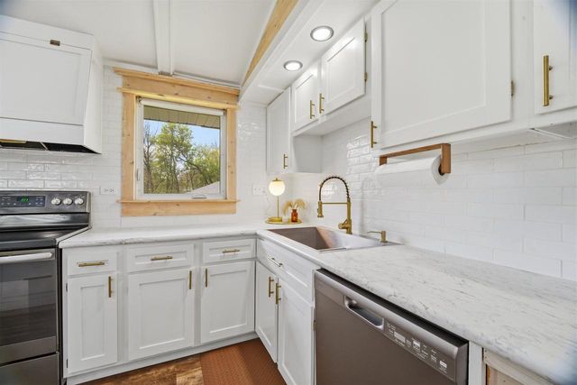 W6395 LAKEVIEW COURT, Menasha, WI 54952