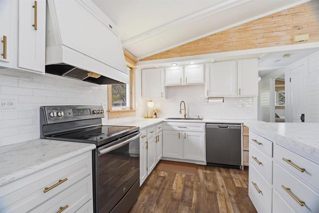 W6395 LAKEVIEW COURT, Menasha, WI 54952