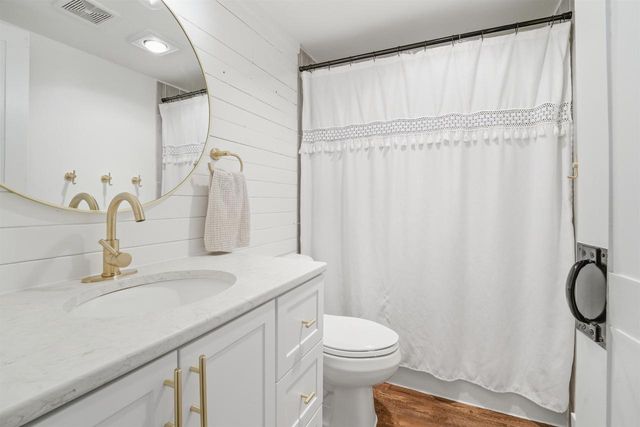 W6395 LAKEVIEW COURT, Menasha, WI 54952