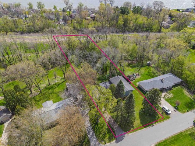W6395 LAKEVIEW COURT, Menasha, WI 54952