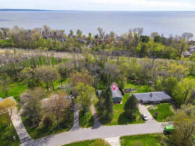 W6395 LAKEVIEW COURT, Menasha, WI 54952