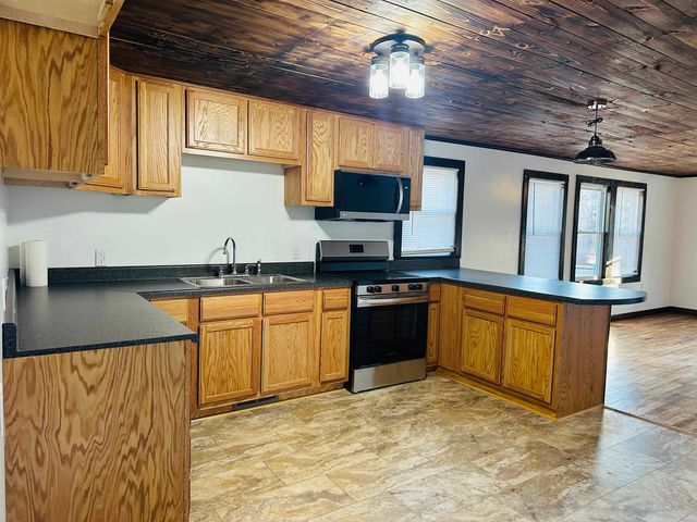 1135 W CHERRY AVE, Selmer, TN 38375