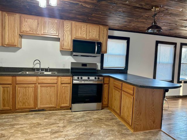 1135 W CHERRY AVE, Selmer, TN 38375