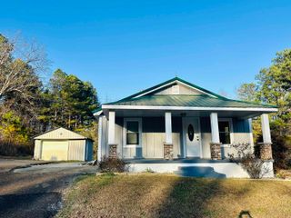 1135 W CHERRY AVE, Selmer, TN 38375
