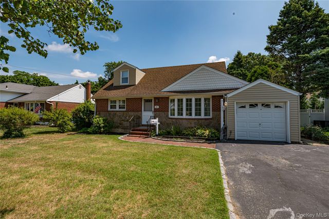 21 Langdon Road, Farmingdale, NY 11735