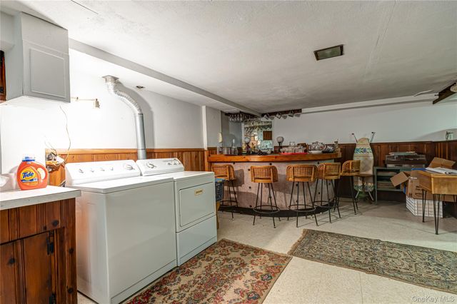 21 Langdon Road, Farmingdale, NY 11735