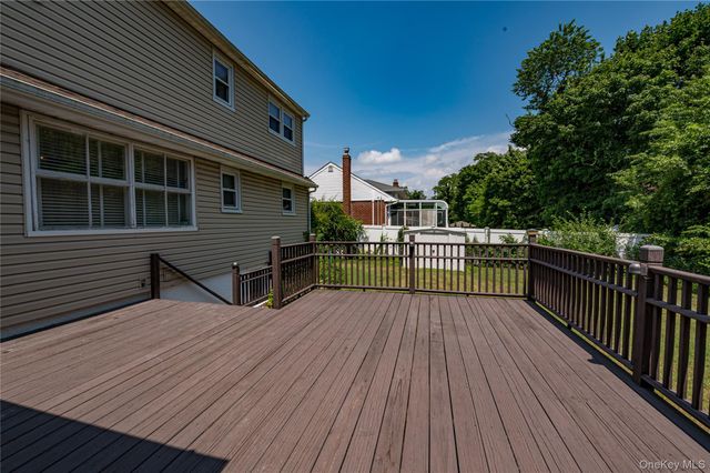 21 Langdon Road, Farmingdale, NY 11735