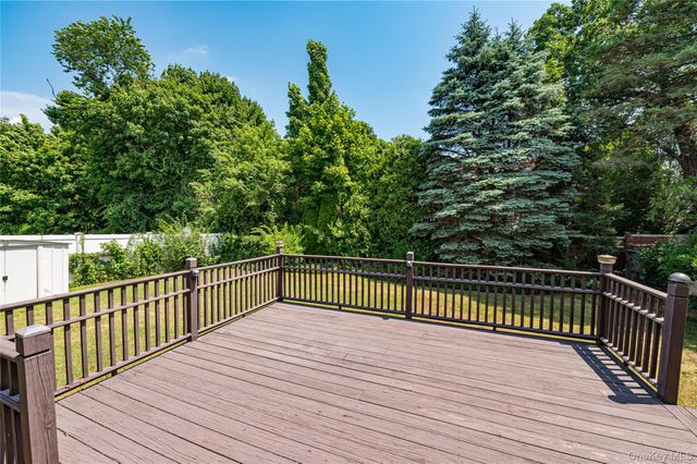 21 Langdon Road, Farmingdale, NY 11735