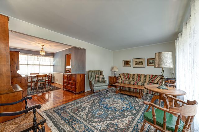 21 Langdon Road, Farmingdale, NY 11735