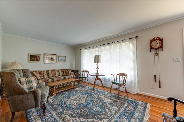 21 Langdon Road, Farmingdale, NY 11735