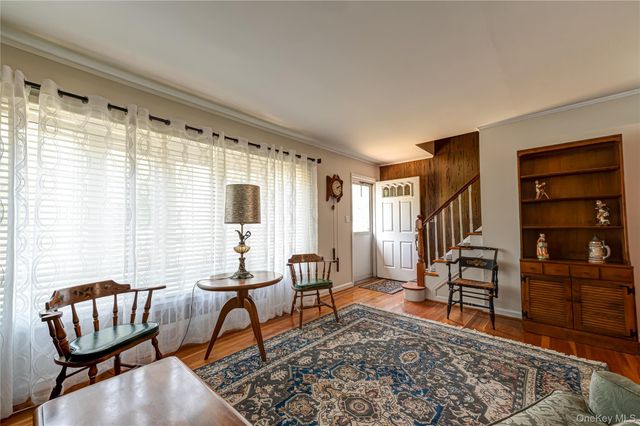 21 Langdon Road, Farmingdale, NY 11735
