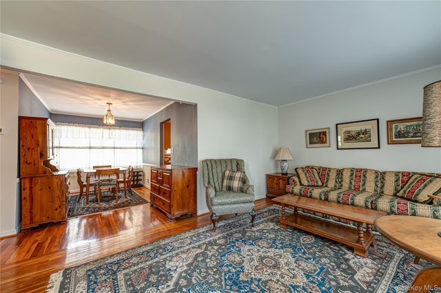 21 Langdon Road, Farmingdale, NY 11735