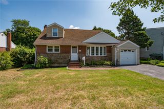 21 Langdon Road, Farmingdale, NY 11735