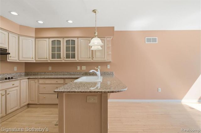 24122 Bingham Pointe Drive 24, Bingham Farms, MI 48025